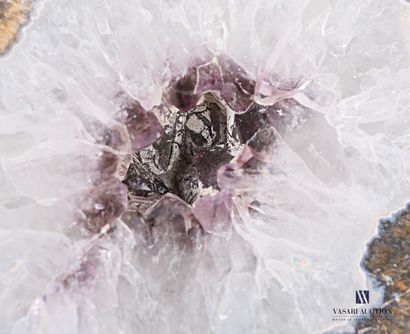 null Half geode presenting a mineral of violet and white colors.

Height : 6 cm 6...