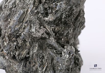null Fragment of rock with strands of silver ore.

Height : 9 cm 9 cm - Length :...