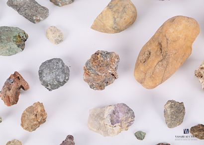 null Ensemble d'une cinquantaine de minéraux divers 

Long. : de 1 à 9 cm