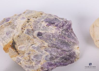null Set of about fifty various minerals 

Length : from 1 to 9 cm