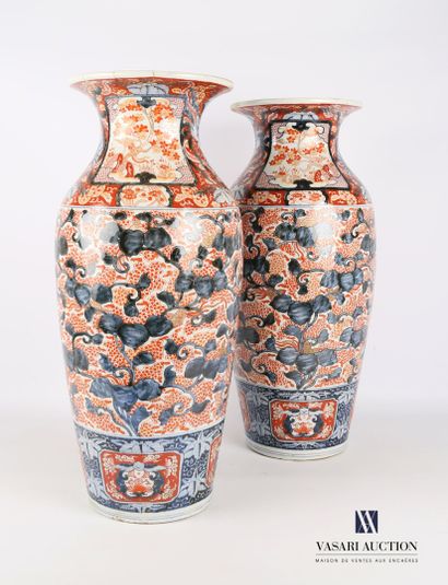 null JAPAN

Pair of Imari porcelain vases decorated on the body with birds in a frame...