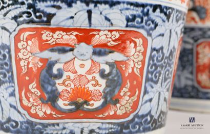 null JAPON

Paire de vases en porcelaine Imari à décor sur la panse de volatiles...