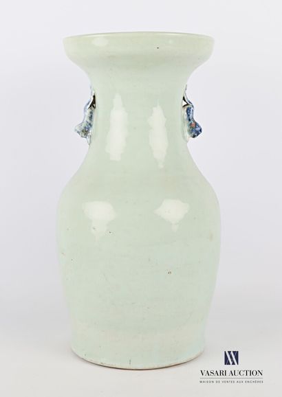 null CHINE 

Vase de forme balustre en porcelaine à fond vert céladon décoré en bleu...