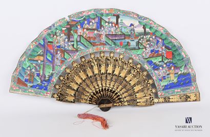 null CHINA - Canton

Sixteen-strand paper fan with gouache-painted scenes of palace...