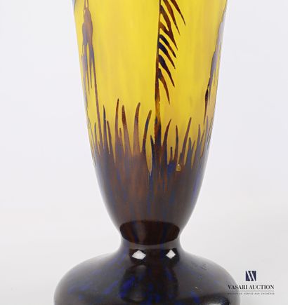 null FRENCH GLASS

Vase on pedestal, the flattened edge, proof in brown lined glass...