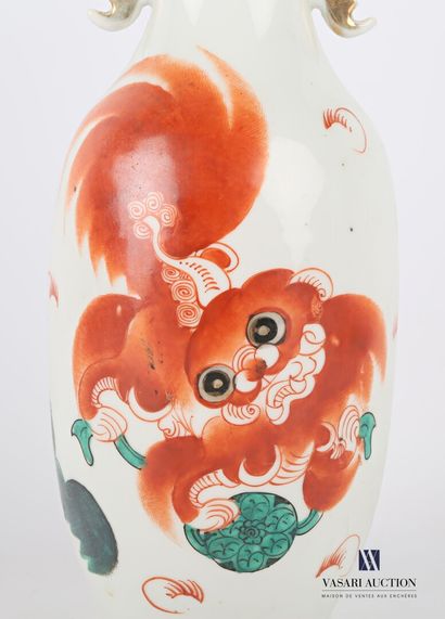 null JAPAN

Porcelain vase of baluster form with Imari decoration of a stylized dog...