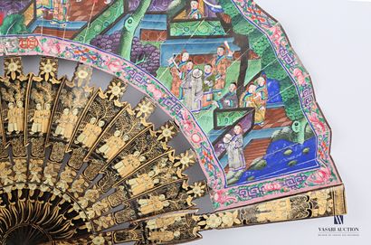 null CHINA - Canton

Sixteen-strand paper fan with gouache-painted scenes of palace...
