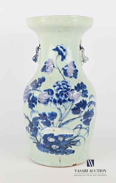 null CHINE 

Vase de forme balustre en porcelaine à fond vert céladon décoré en bleu...