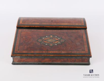 null Writing desk in burr veneer in framed fillets, the flap presents in its center...
