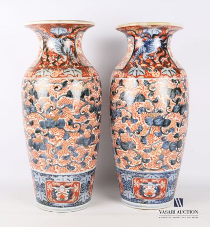 null JAPAN

Pair of Imari porcelain vases decorated on the body with birds in a frame...