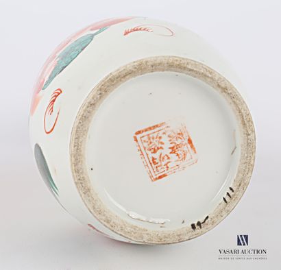null JAPON

Vase de forme balustre en porcelaine à décor Imari d'un chien de fô stylisé...