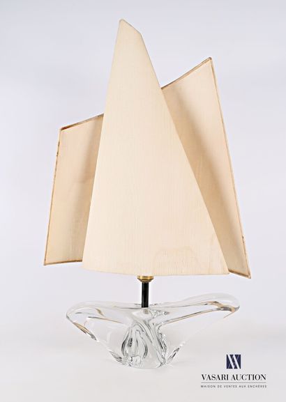 null DAUM FRANCE

Crystal lamp base in the shape of a hull with fabric shade simulating...