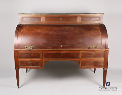 null Mahogany cylinder desk, mahogany veneer and filleted frames, the upper part...