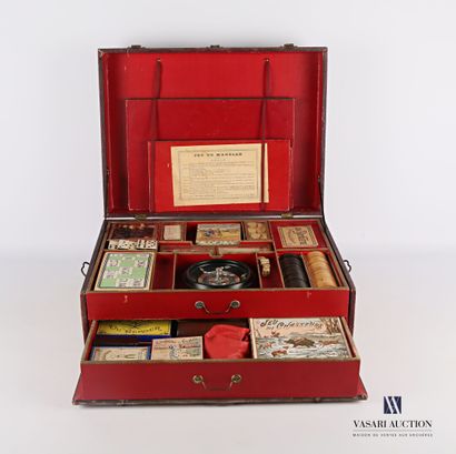 null Suitcase with games, the core in wood, marbled with paper in imitation of leather,...