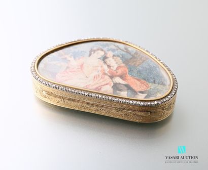 null Triangular snuffbox in yellow gold 750 thousandths, the lid decorated with a...