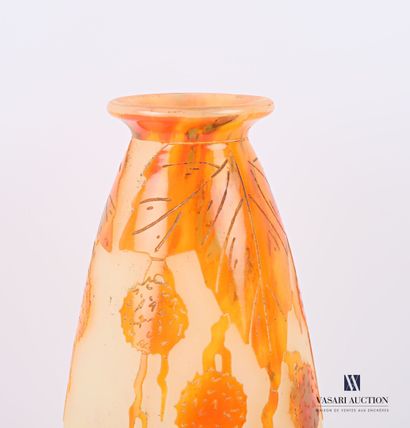 null CHARDER - FRENCH GLASS

Vase piriform out of multi-layer glass with decoration...