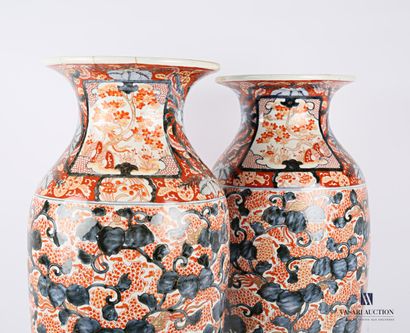 null JAPON

Paire de vases en porcelaine Imari à décor sur la panse de volatiles...