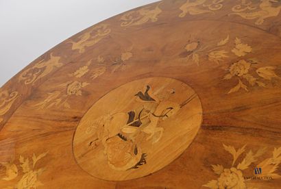 null Dining room table in natural wood and veneer, the round top with marquetry decoration...