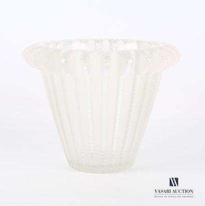 null LALIQUE FRANCE 

Vase en cristal moulé-pressé blanc et opalescent modèle Royat...