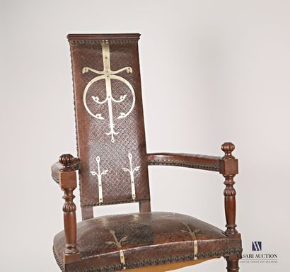 null Moulded wooden crib, the back and seat in leather embossed with flower and ironwork...