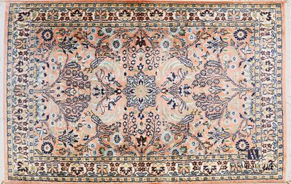 null KASHMIR

Cotton and silk carpet decorated with leafy motifs on a pink background...
