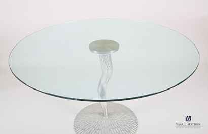null Table de forme ronde le plateau en verre translucide, elle repose sur un piétement...
