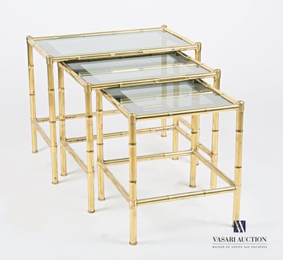 null Suite de trois tables gigognes en métal doré simulant le bambou, les plateaux...