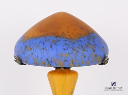 null LA ROCHERE, Manufacture de 

Lampe champignon en verre sablé orangé et bleu,...