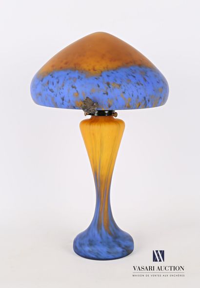 null LA ROCHERE, Manufacture de 

Lampe champignon en verre sablé orangé et bleu,...