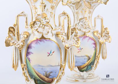 null Paire de vases cornet en porcelaine blanche et rehauts d'or présentant un médailon...