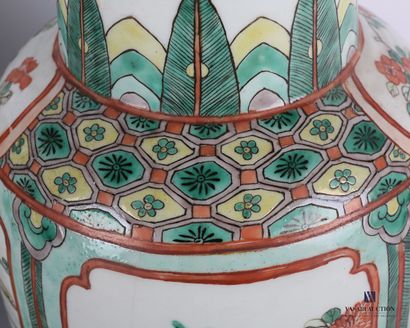 null CHINE - Canton

Paire de vases en porcelaine de forme ovoïde, le col tronconique,...