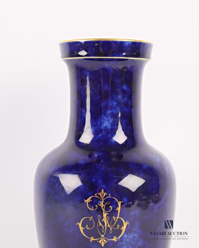 null SÈVRES

Vase en porcelaine de forme balustre orné d'un monogramme et filets...
