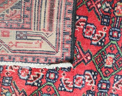 null Wool carpet decorated with a hexagonal medallion inscribed in a frame of geometric...