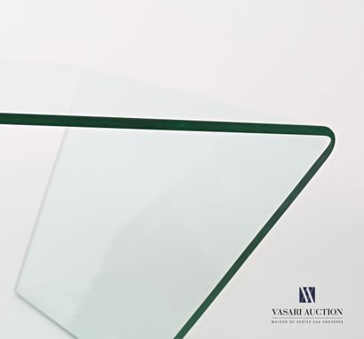null Table basse en verre le plateau rectangulaire terminé par deux montants trapézoïdales.

(quelques...