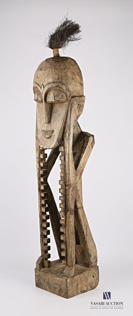 null Statue africaine en bois sculpté représentant un homme accroupie se tenant les...