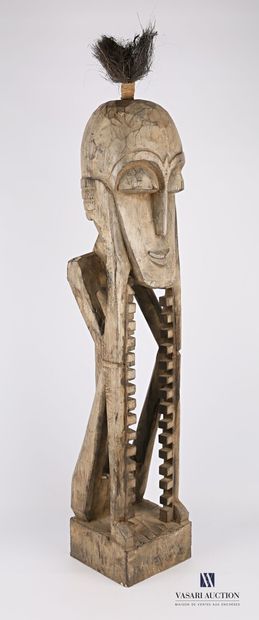 null Statue africaine en bois sculpté représentant un homme accroupie se tenant les...