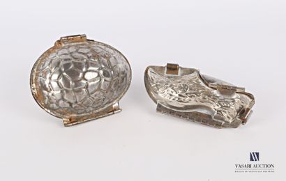 null Set of two metal chocolate moulds, one representing a hoof (L.: 14 cm - W.:...