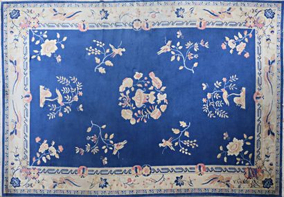 null CHINA

Mechanical wool carpet decorated with an urn, birds and flowers on a...