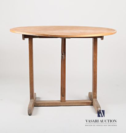 null Table de vendange en bois naturel, le plateau de forme ronde à bascule, la monture...