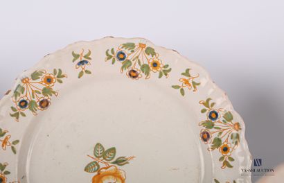 null Set of five earthenware plates with polychrome decoration of flowers.

(chips,...