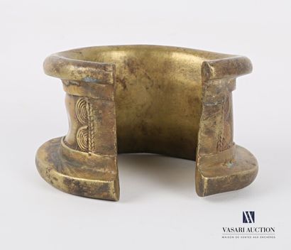 null AFRICA

Bronze bracelet decorated with a rhombus, the ends decorated with friezes...