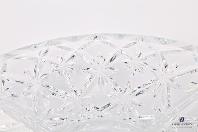 null Glass and moulded crystal lot including an ice bucket decorated with spiral...