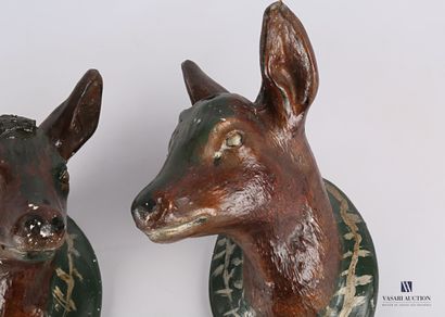 null Two heads of deer in cape in painted plaster 

(chips, jumps in the patina and...