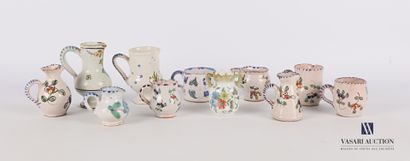 null Lot de onze tasses et pichets miniatures en faïence à décor polychrome de fleurs,...