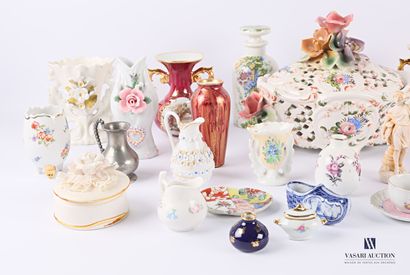null Lot en porcelaine comprenant un vase soliflore à décor d'ibis et hibiscus (Haut....