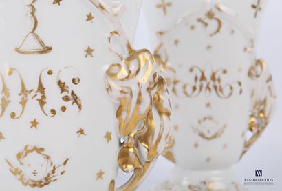 null Paire de vases cornet en porcelaine blanche et rehauts d'or posant sur un socle...