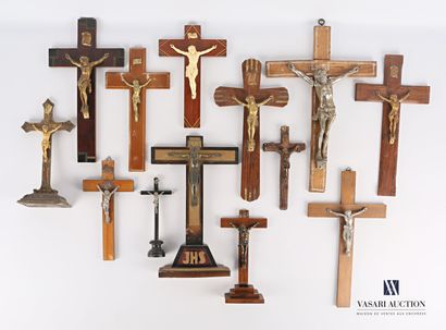 null Lot de douze crucifix en métal, bois ou résine de différentes tailles

Haut....