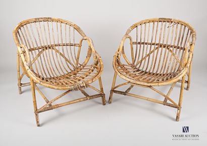 null Pair of rattan armchairs, basket back. It rests on four legs joined by a strut....