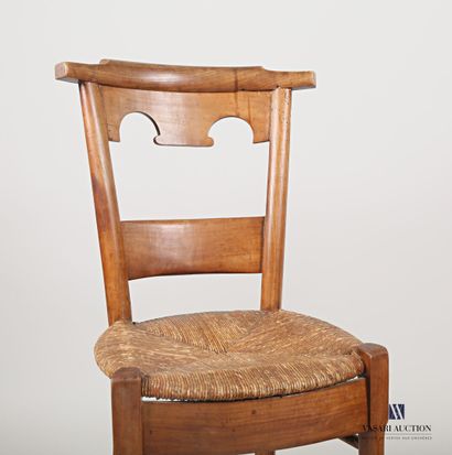 null Set of two chairs in natural wood, the first one has an openwork back with an...