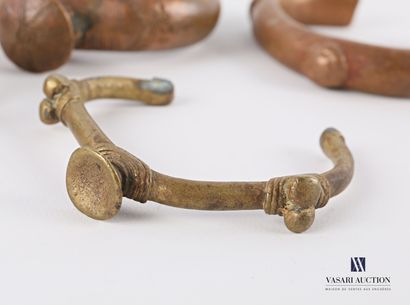 null AFRIQUE

Lot de quatre bracelets monnaie ou manilles en bronze et cuivre, à...